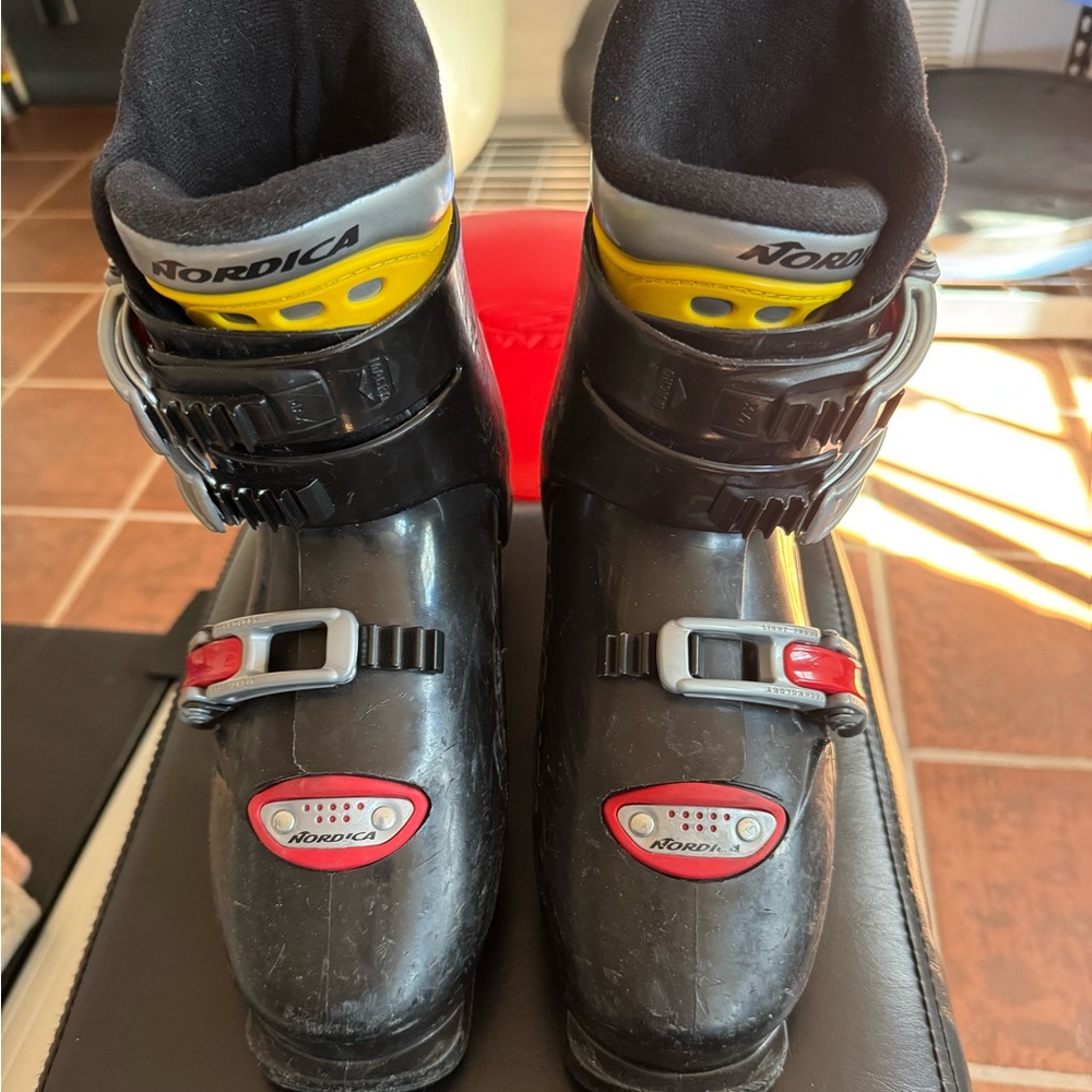 Kids ski boots